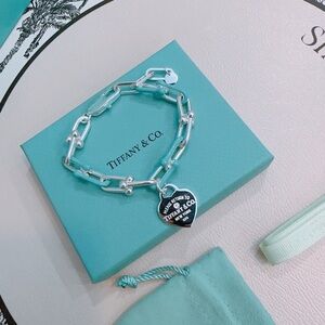 Tiffany & Co. Elegant Silver Bracelet with Heart Charm